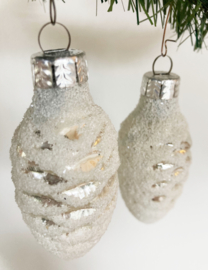 Set glazen vintage kerstballen - dennenappels. Antieke zilveren kerstversiering