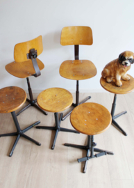 Set van 2 industriële retro tekenstoelen.  Vintage atelier / werkplaats stoel