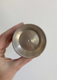 Set antieke tinnen (?) bekers. Vintage mokken/kopjes met wijnranken