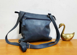 Blauwe leren schoudertas met een omslagflap. Italiaanse lederen crossbody tas