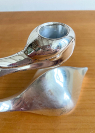 Zilverkleurige vintage kandelaar in de vorm van een zwaan