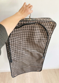 Vintage kledingtas met handvat en hanger. Retro reistas / kledinghoes