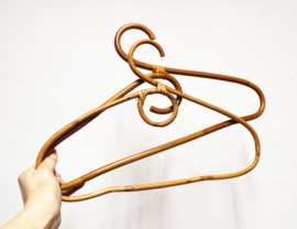 2 rotan vintage kledinghangers. Set retro kleerhanger / bamboe kapstok
