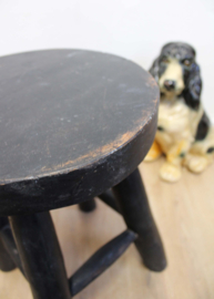 Massieve houten kruk. Zwart vintage krukje