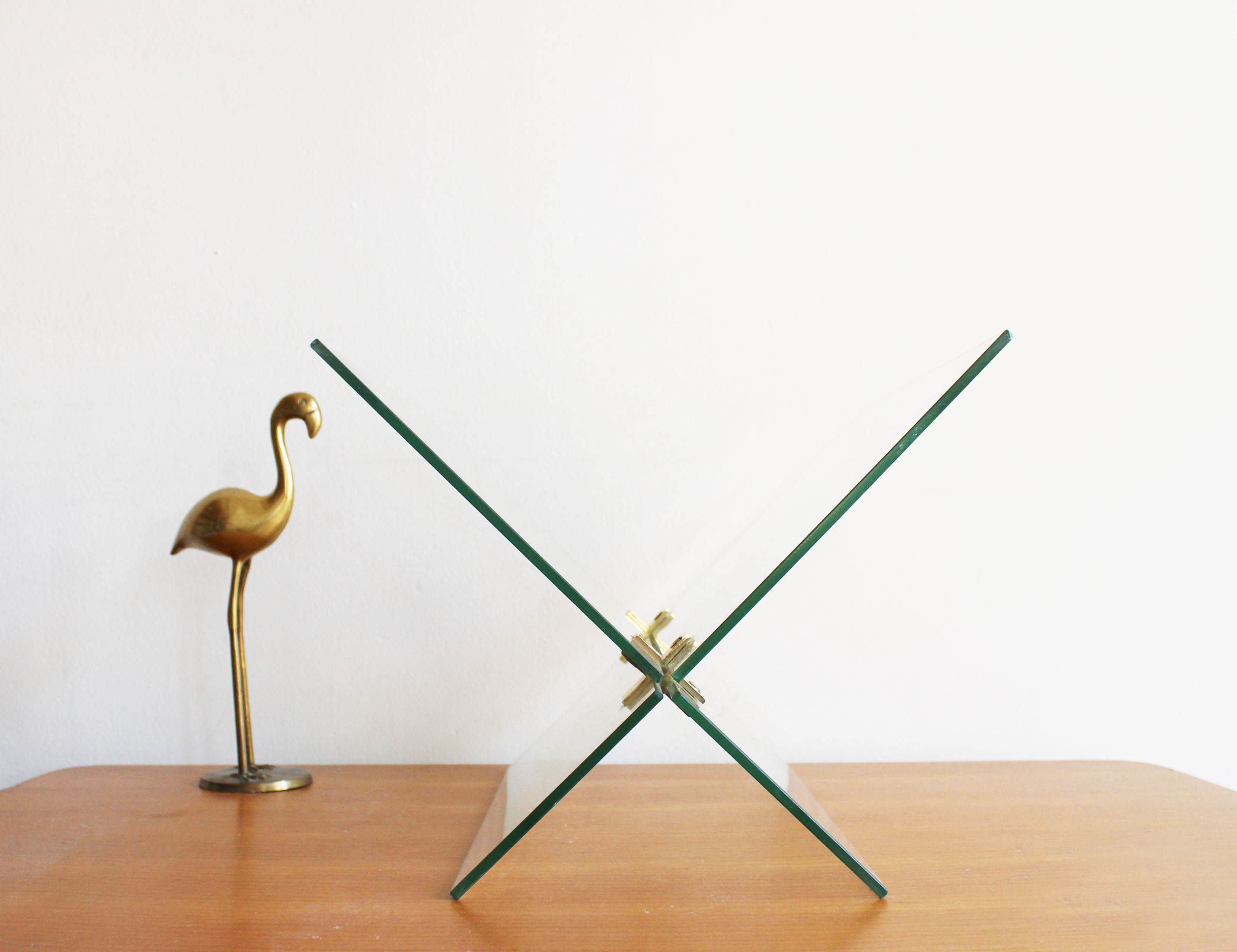 Glazen vintage boekenstandaard met goudkleurige details. Retro lectuurhouder