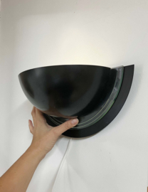 Zwarte halfronde vintage wandlamp. Retro design lamp, Memphis stijl