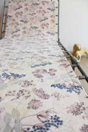 Vintage stretcher met bloemen. Retro veldbed / opklap bed