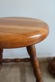 Set houten vintage krukjes. Twee tafeltjes / krukken met gedraaide poten