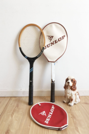 Set houten retro tennisrackets in hoes. Vintage Dunlop rackets