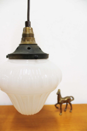 Antiek opaline hanglampje. Art Deco vintage lamp van wit glas