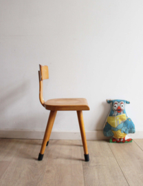 Houten vintage schoolstoeltje. Retro kleuter / peuter stoel - Schilte