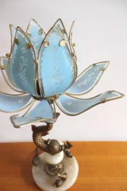 Prachtige vintage lamp met vissen en lotus bloem. Antieke tafellamp - bloem