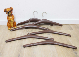 6 bruine vintage kledinghangers.  Set retro kleerhangers, skai