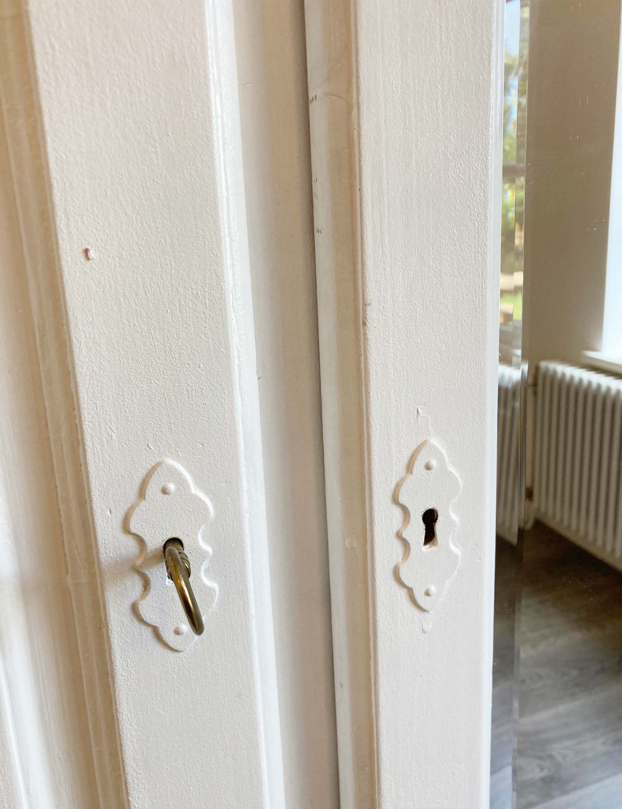 Grote witte vintage linnenkast. Houten brocante kast / kledingkast