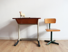 Houten vintage bureau met schoolstoel. Retro lessenaar met opklap blad.