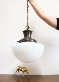 Grote antieke opaline hanglamp. Art Deco vintage lamp van wit glas