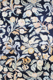 Wollen vintage tapijt met bloemen. Handgeweven Oosters kleed