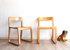 Set van 2 houten vintage design stoelen. Retro Brutalist stoel chair.