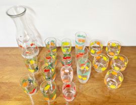 Grote set vintage sapglazen met karaf. Retro limonade glazen met fruit decor