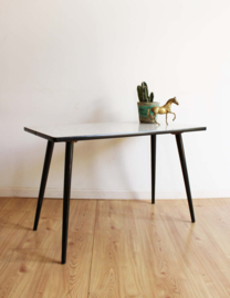 Vintage salontafel op zwarte poten. Retro design tafel / side table