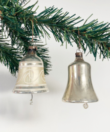 Kleine zilveren vintage kerstklokjes. Set glazen belletjes