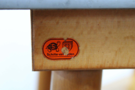 Set houten vintage lessenaars met 2 stoeltjes. Retro Schilte tafels met schoolstoelen