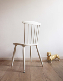 Witte vintage spijlenstoel. Houten retro stoel met Scandinavisch tintje