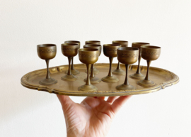 Koperen vintage dienblad met 11 likeur " glaasjes'.
