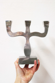 Vintage Brutalist kandelaar. Retro design kaarsenhouder