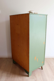 Groene vintage kledingkast. Houten retro kast / linnenkast