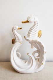 Groot wit vintage zeepaarden beeld. Keramieken zeepaardjes met gouden details