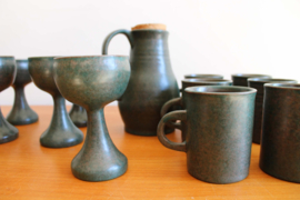 13 - delige set stenen vintage bekers , karaf en wijnglazen. Aardewerk vintage servies