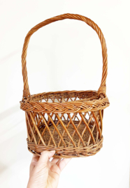 Rieten vintage mand met hengsel. Bohemien rotan flessen mandje
