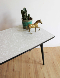 Vintage salontafel op zwarte poten. Retro design tafel / side table
