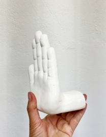 Twee witte keramieken handjes. Vintage boekensteun en retro zeepbakje