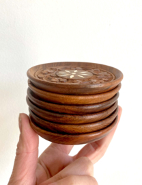 Houten vintage onderzetters van in houder. Zes retro onderzettertjes.