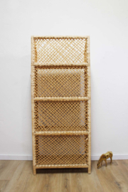 Rotan vintage kast  met planken.  Rieten Boho Wabi Sabi kastje