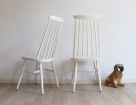 Set witte vintage spijlenstoelen met hoge rug. 2 houten retro keukenstoelen