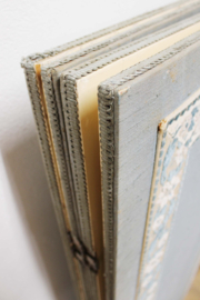 Antiek kamerscherm met blauw stof. Houten vintage roomdivider.