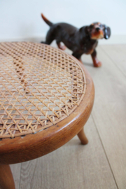 Vintage voetenbankje, nr. 1 Thonet? Antiek bankje van hout en webbing.