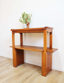 Houten vintage side table met blauwe tegels. Retro tafel