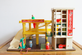 Vintage Fisher-Price garage met auto en 4 poppetjes. Origineel retro speelgoed.