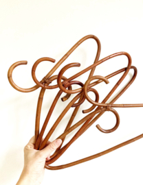 Set rotan vintage kledinghangers. 4 retro kleerhanger / bamboe kapstok