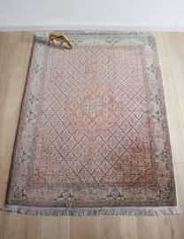 Handgemaakt Oosters tapijt met bloemen.  Authentiek vintage kleed in o.a. roze