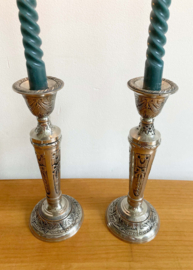 Set zilverkleurige vintage kandelaars. Twee antieke (?) kaarsen houders
