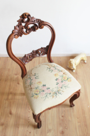 Houten vintage Queen Ann stoeltje. Antieke barok stoel met bloemen.