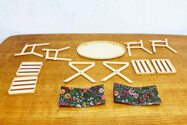 Vintage tuinset voor Barbie of Sindy. Retro tafel met stoelen