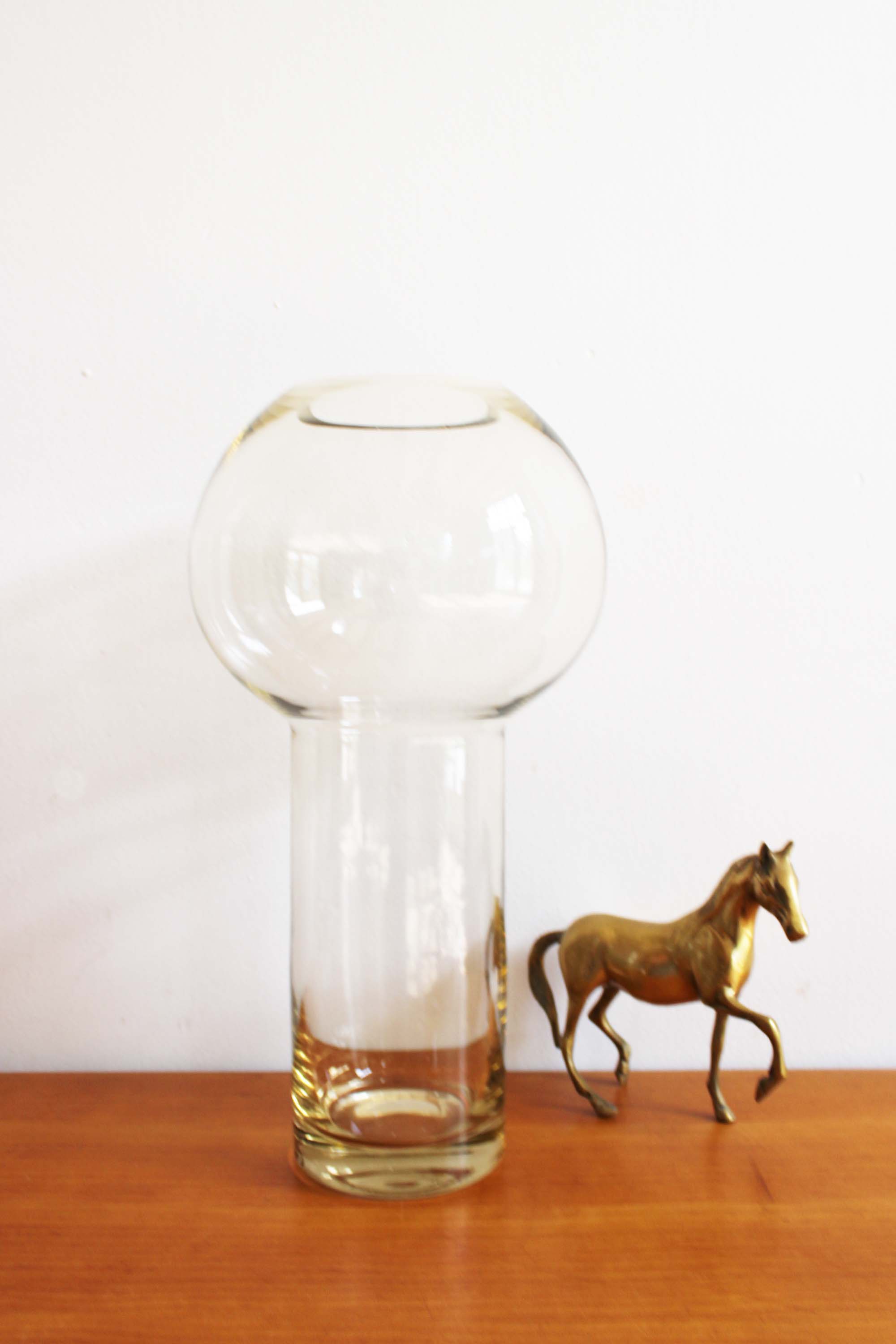 Grote glazen vintage vaas. Retro 'ballon' vaas