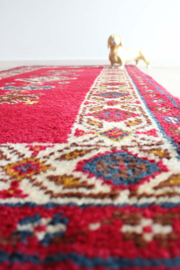 Handgemaakt boho vloerkleed in rood tinten. Vintage Smyrna tapijt.