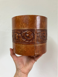 Oude tabakspot bekleed met leer. Vintage pot
